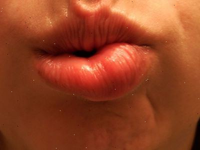 Hur man behandlar en svullen läpp. Läpparna är en av de mest synliga delarna av den mänskliga kroppen.